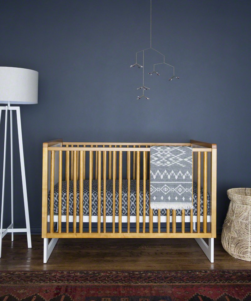 nursery-design-dark-walls-crib